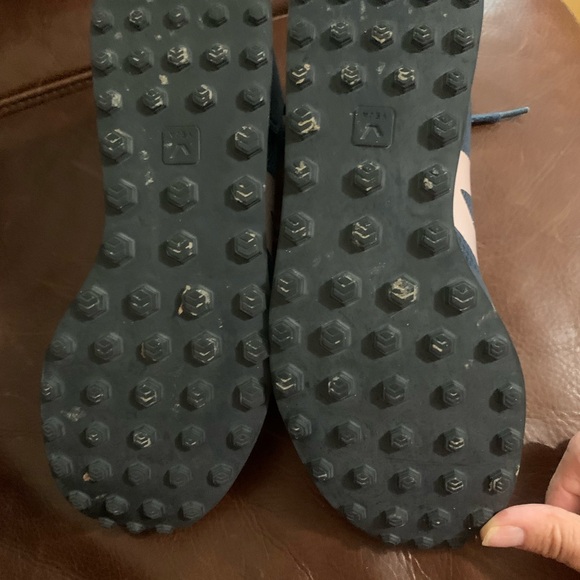 Tennis shoes - Picture 3 of 6